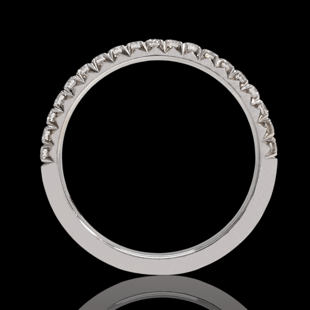 Balto aukso žiedas su deimantine eilute "Fishtail"