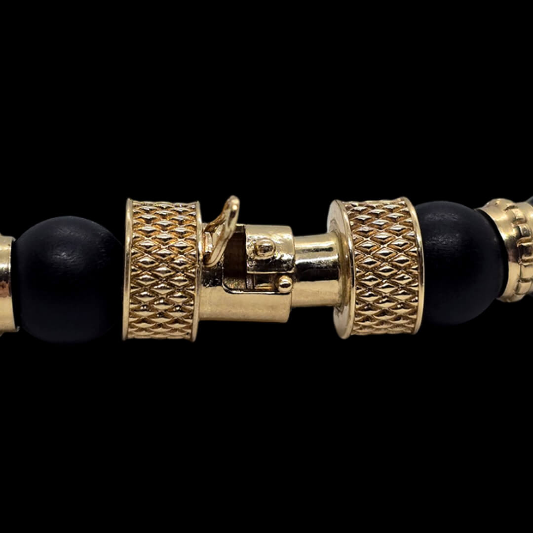 Geltono aukso apyrankė su oniksu ir gintaru