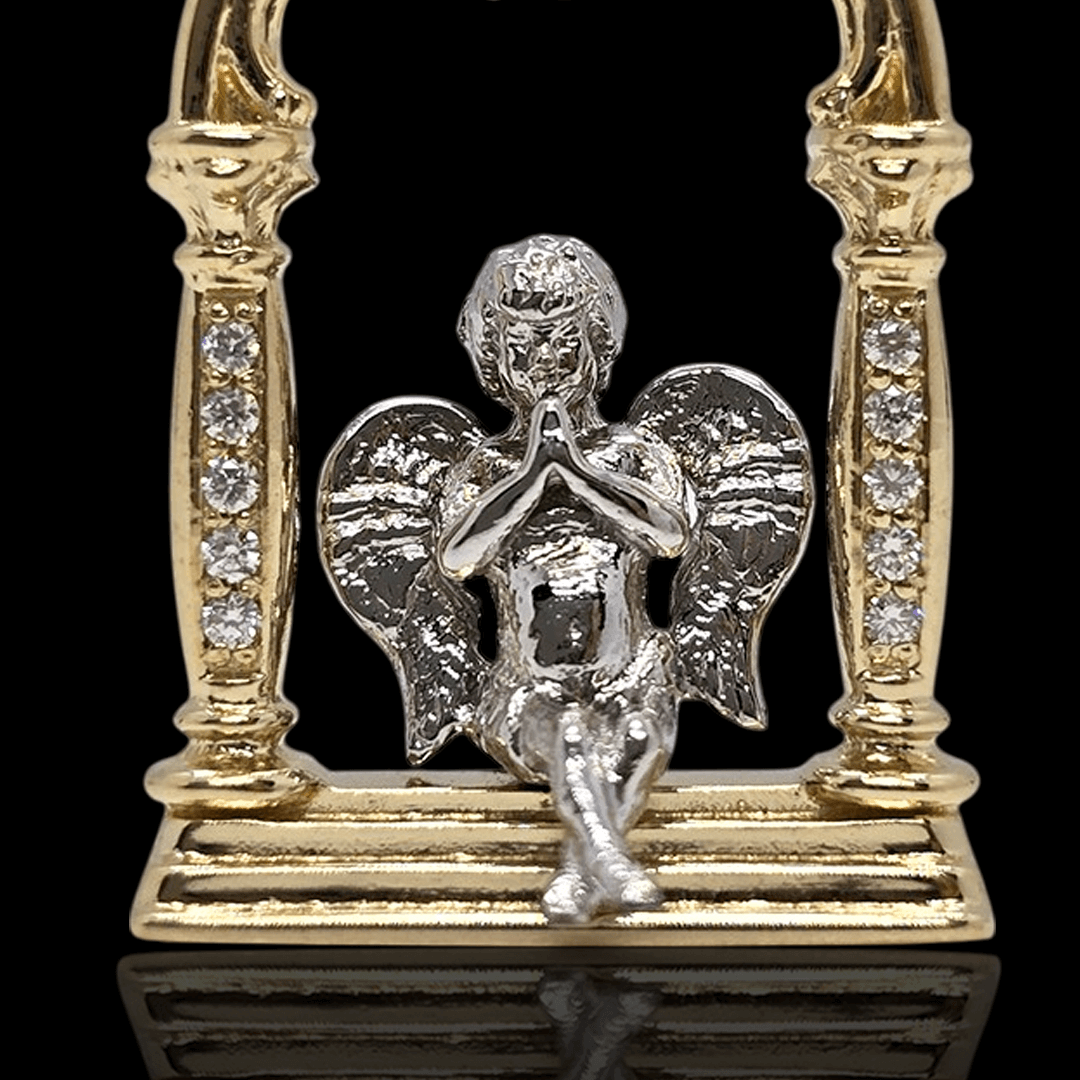 Geltono aukso pakabukas angeliukas su briliantais