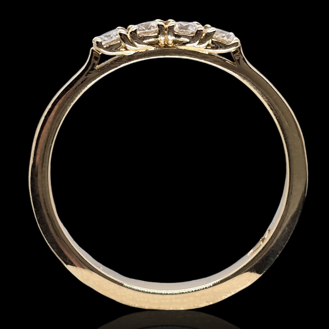 Geltono aukso žiedas su keturiais briliantais