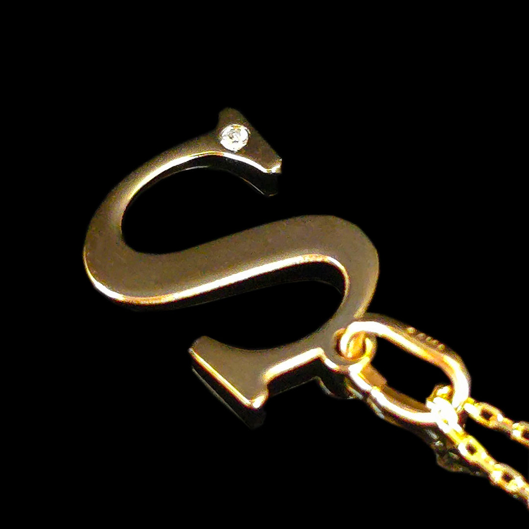 Geltono aukso grandinėlė su S raidelės pakabuku