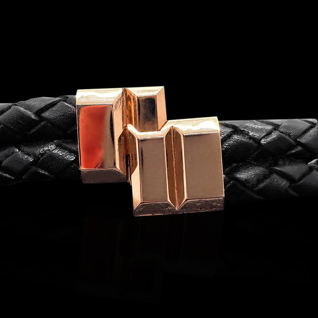 Raudono aukso apyranke su oda ir juodais deimantais