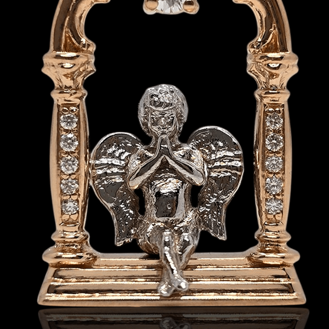 Raudono aukso pakabukas angeliukas su briliantais