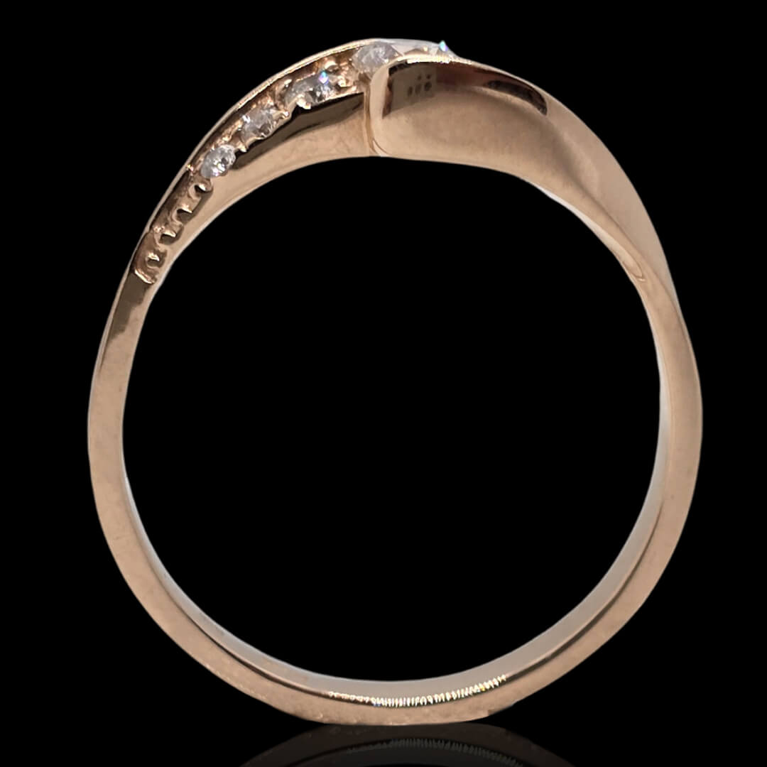 Raudono aukso žiedas su briliantais