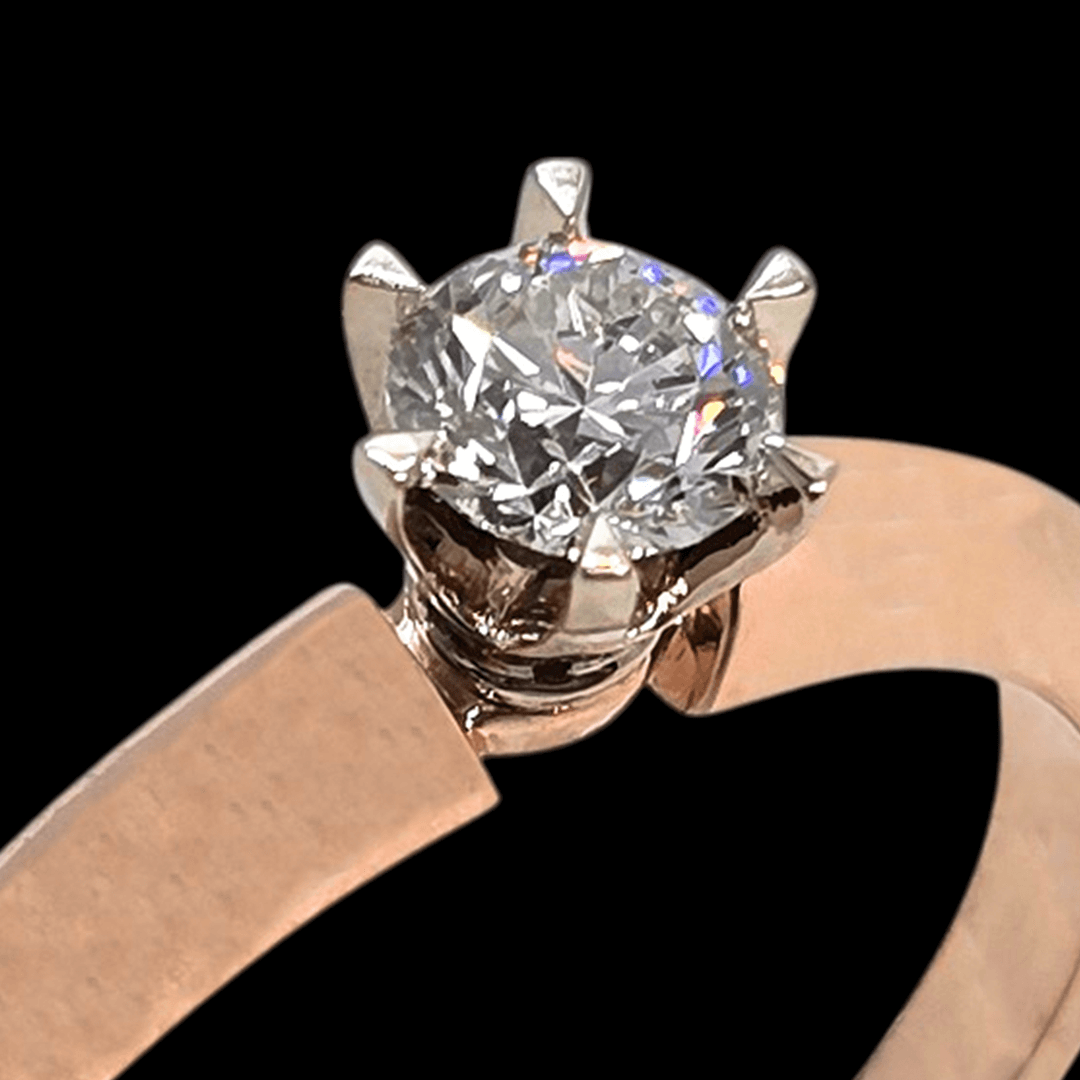 Raudono aukso žiedas su briliantu