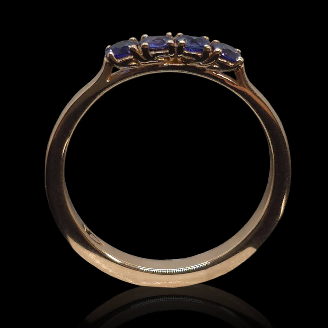 Raudono aukso žiedas su safyrais