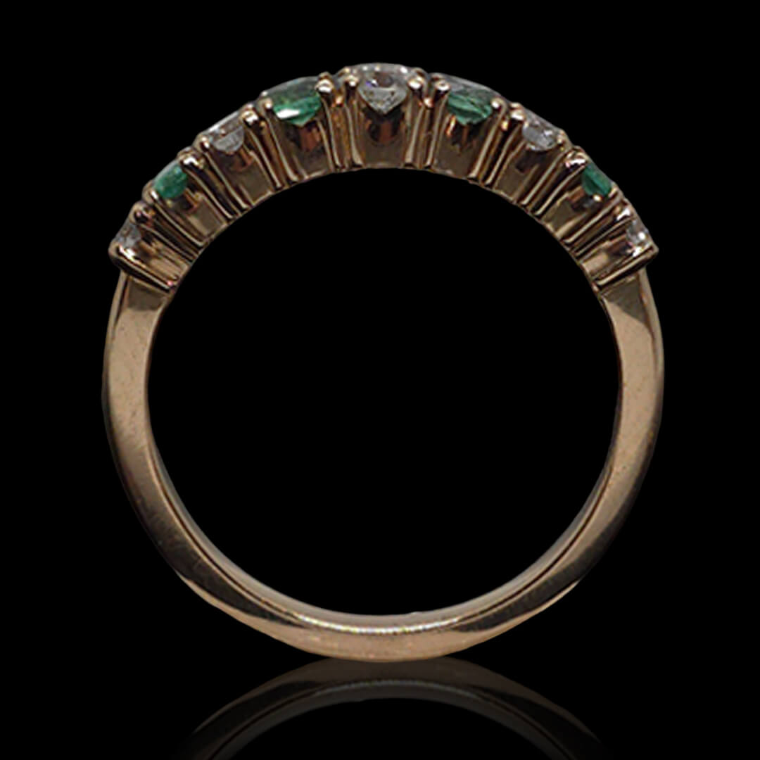 Raudono aukso žiedas su smaragdais ir briliantais
