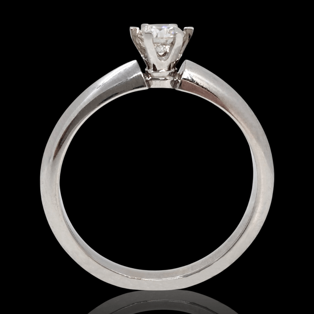 Balto aukso žiedas su briliantu