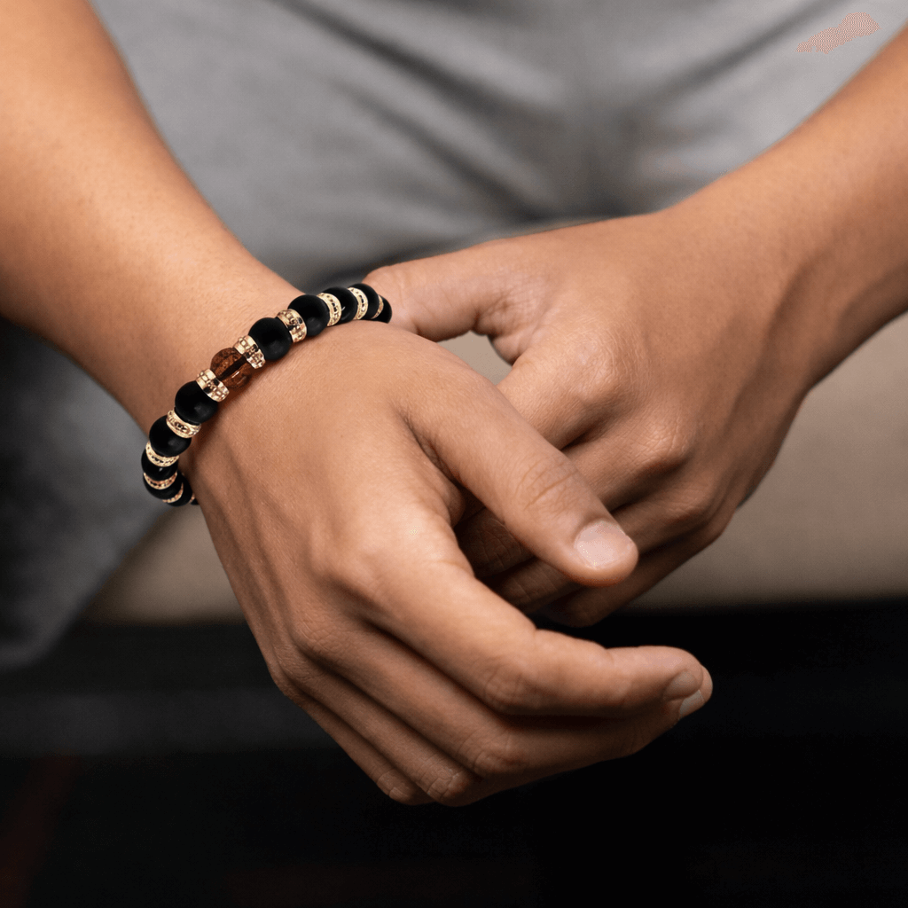 Geltono aukso apyrankė su oniksu ir gintaru