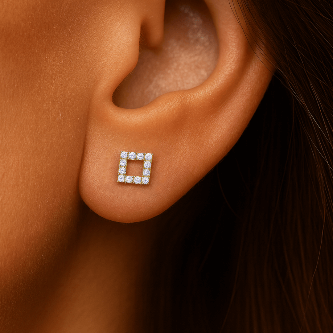 Balto aukso kvadrato formos auskarai su deimantais