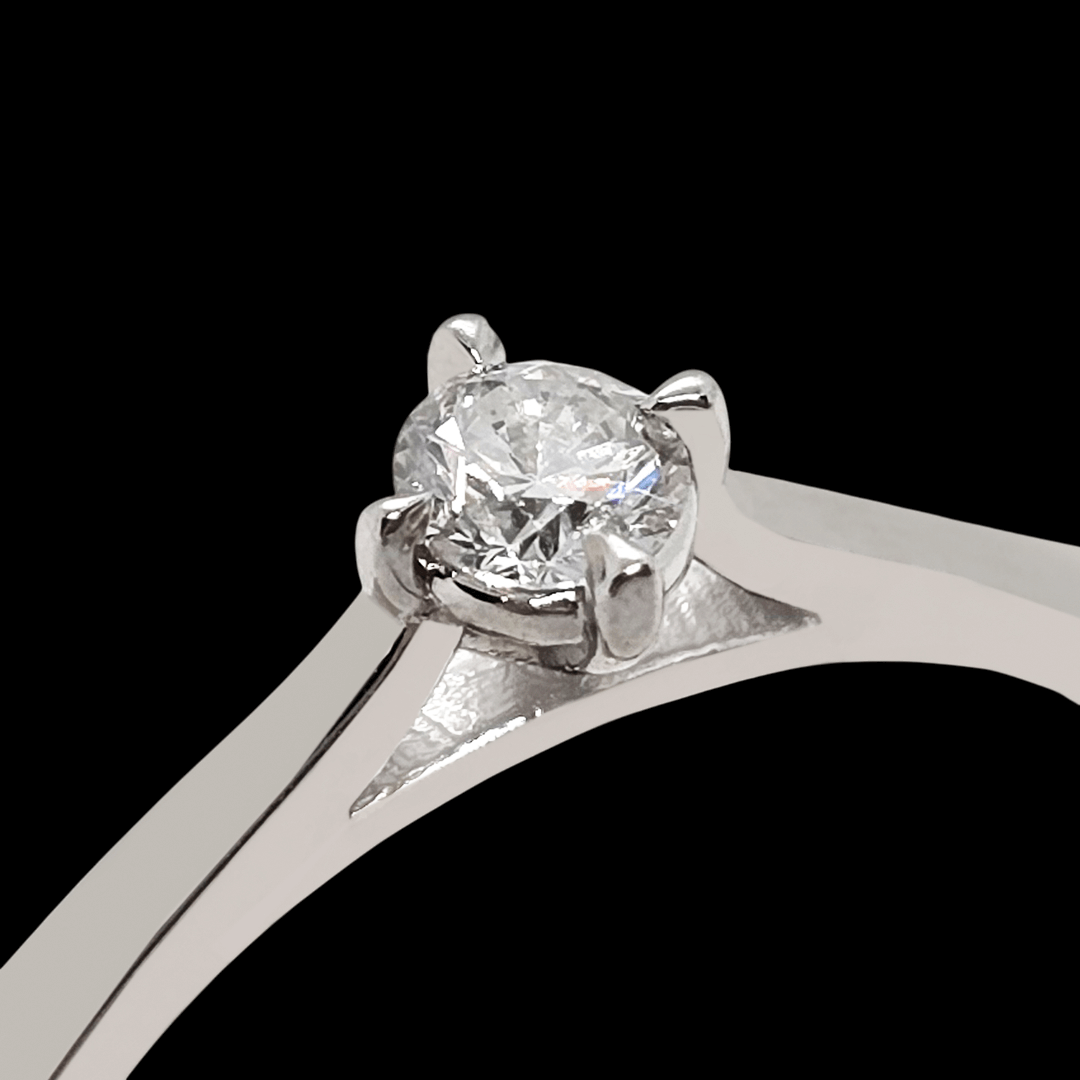 Balto aukso sužadetuvių žiedas su deimantu