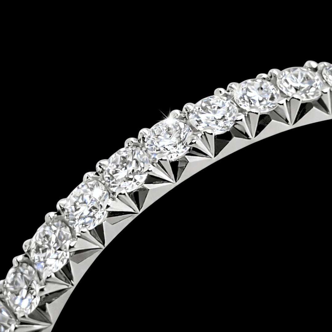 Balto aukso žiedas su deimantine eilute "Fishtail"