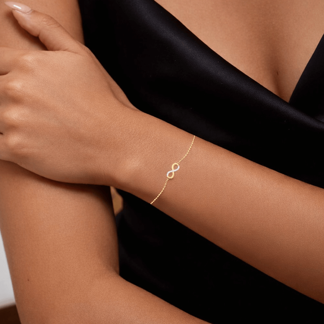 Raudono aukso apyrankė su begalybės pakabuku