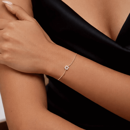 Raudono aukso apyrankė su "kvadrato" pakabuku