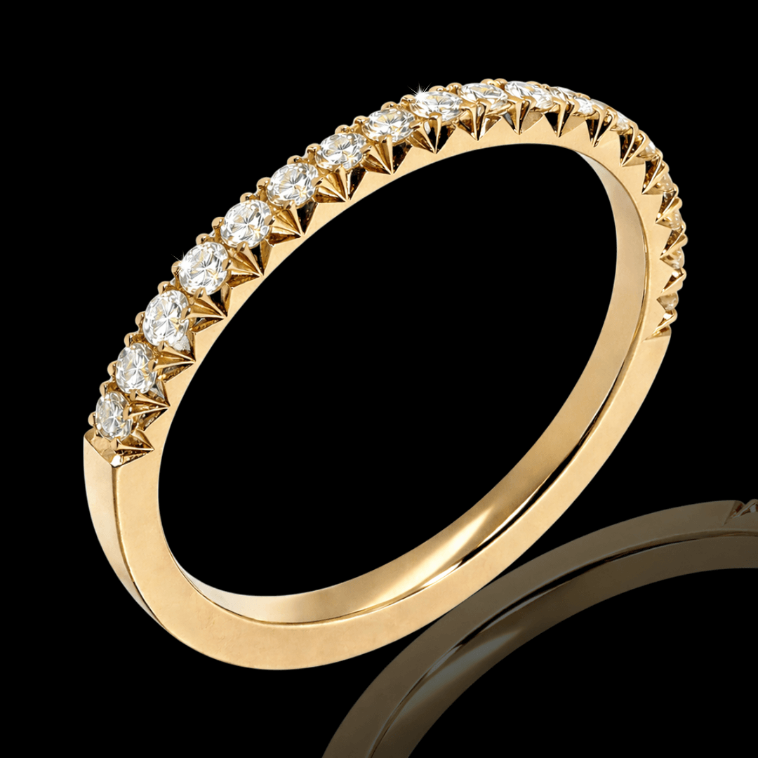 Geltono aukso žiedas su deimantine eilute "Fishtail"