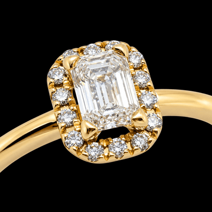 Geltono aukso žiedas su emerald formos deimantu