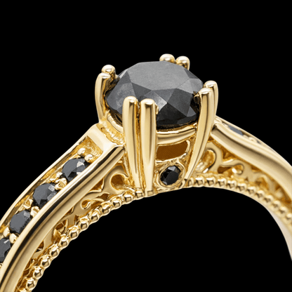 Geltono aukso žiedas su juodais briliantais