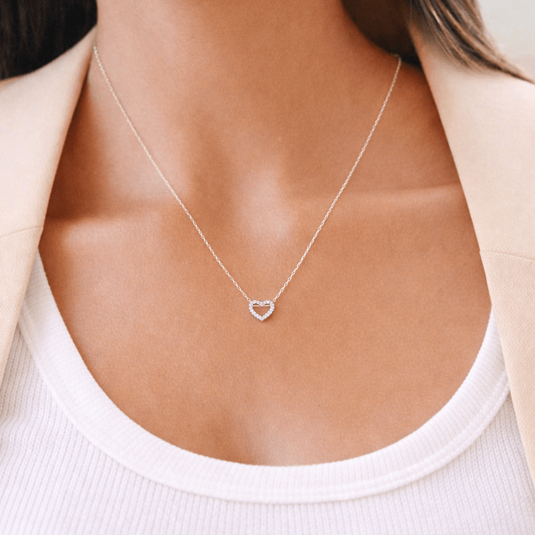 Balto aukso grandinėlė su mažu širdelės pakabuku