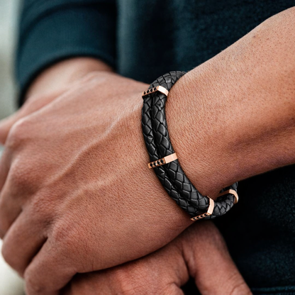 Raudono aukso apyranke su oda ir juodais deimantais