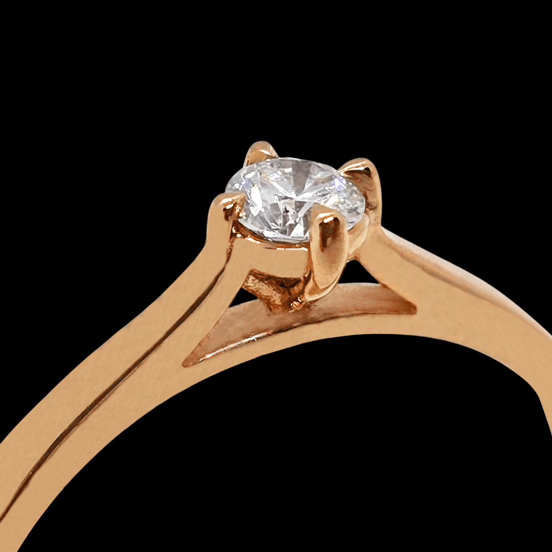 Raudono aukso sužadetuvių žiedas su deimantu