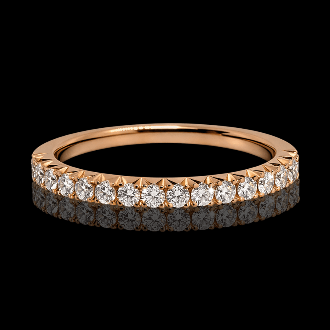 Raudono aukso žiedas su deimantine eilute "Fishtail"