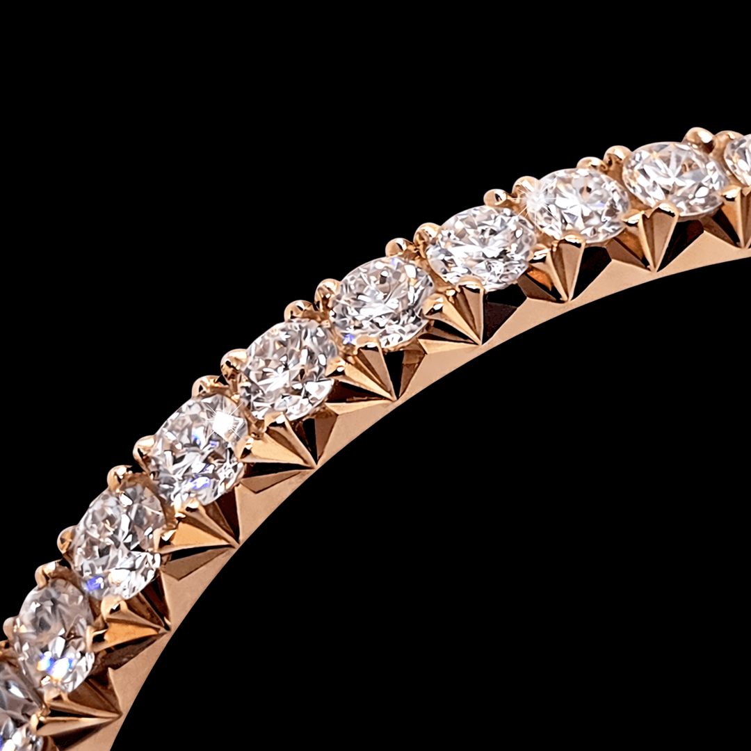 Raudono aukso žiedas su deimantine eilute "Fishtail"