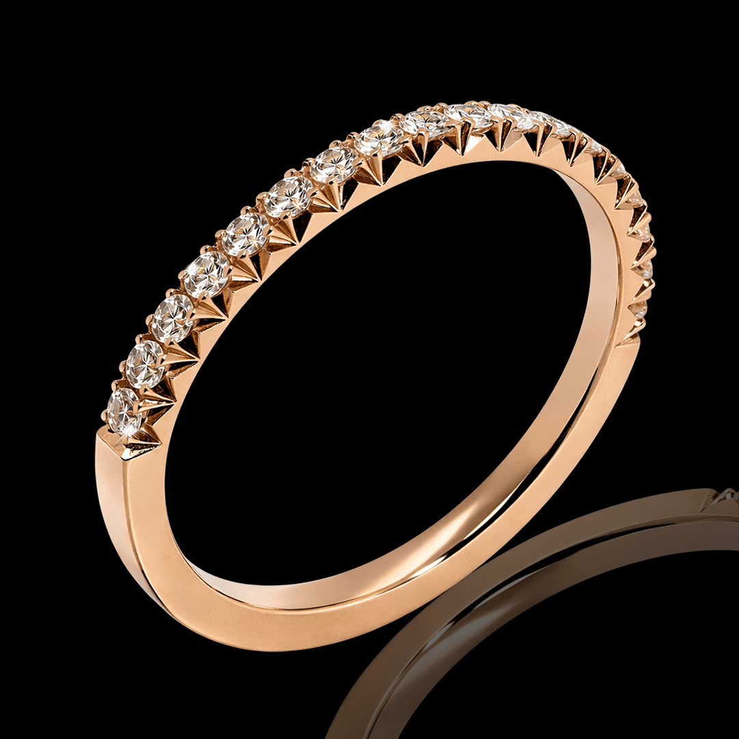 Raudono aukso žiedas su deimantine eilute "Fishtail"