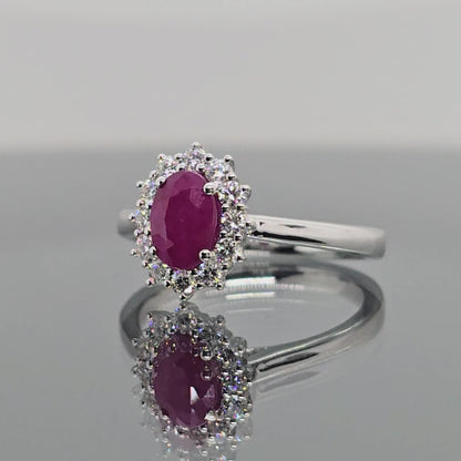 Balto aukso žiedas su deimantais ir rubinu