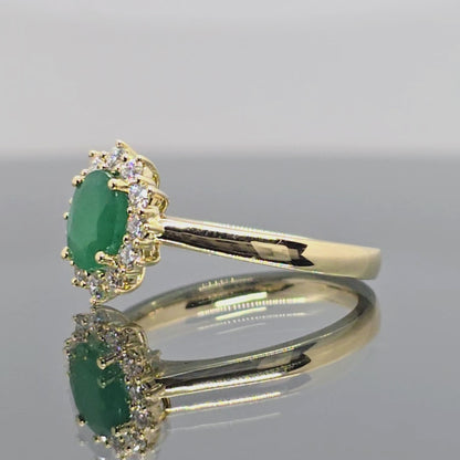 Geltono aukso žiedas su deimantais ir smaragdu