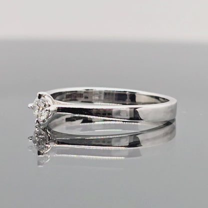 Balto aukso sužadetuvių žiedas su deimantu